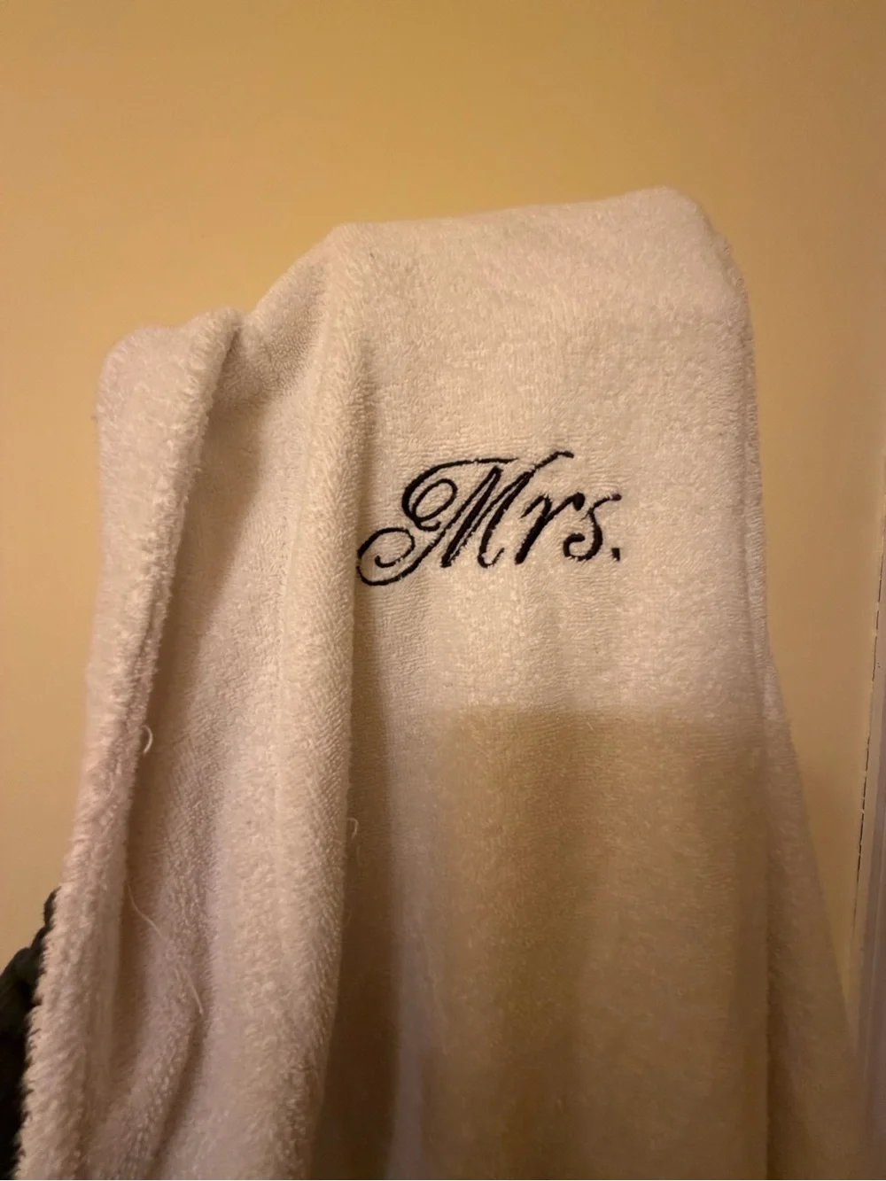 Luxury Embroidered 'Mrs.' White Bath Robe - Classic Monogram